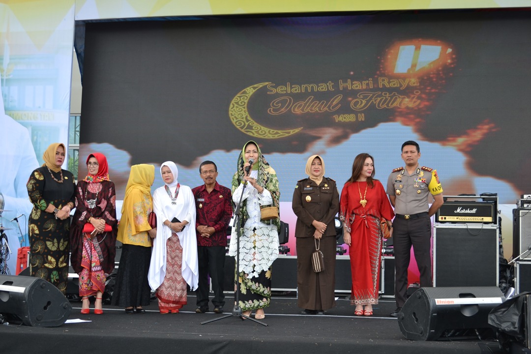 Kapolres Batu bersama Ketua Bhayangkari Cabang Batu Hadiri Gebyar Ketupat 2018