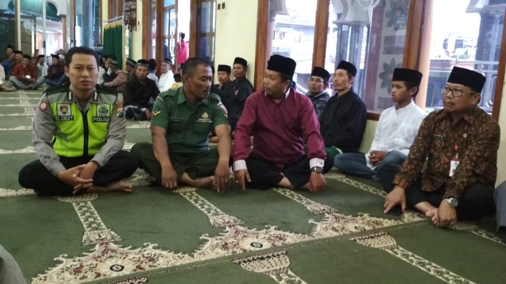 BHABINKAMTIBMAS DESA KASEMBON POLSEK KASEMBON POLRES BATU SAMBANG TAKMIR MASJID