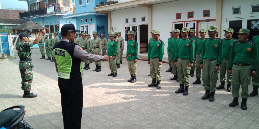 Bhabinkamtibmas Polsek Pujon Polres Batu (3 Pilar) Memberikan Pelatihan Linmas