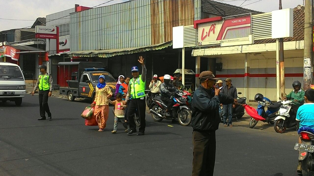 Personil Pos Pam Pujon Polres Batu Pengaturan Lalulintas Di Perempatan Pasar Pujon