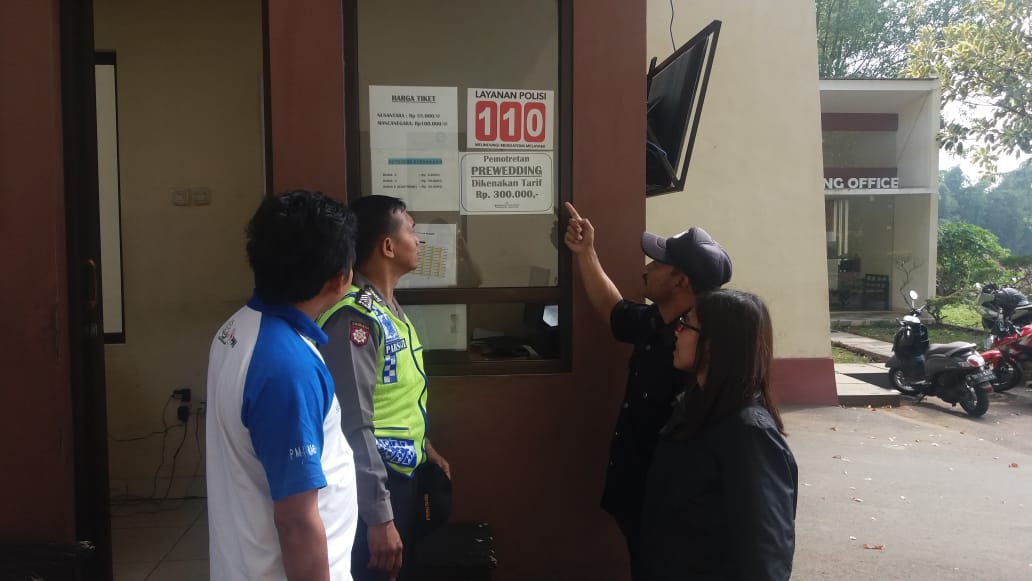 Sambangi Pos Wisata Coban Rondo Bhabinkamtibmas Polsek Pujon Polres Batu Sosialisasikan Pelayanan 110