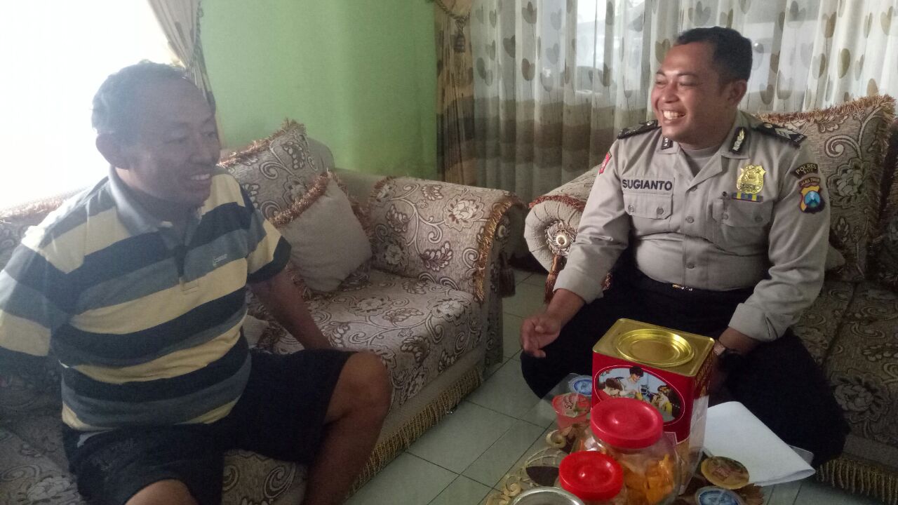 Giat DDS dan Silaturahmi, Bhabinkamtibmas Desa Bayem Polsek Kasembon Polres Batu Sambang Warga
