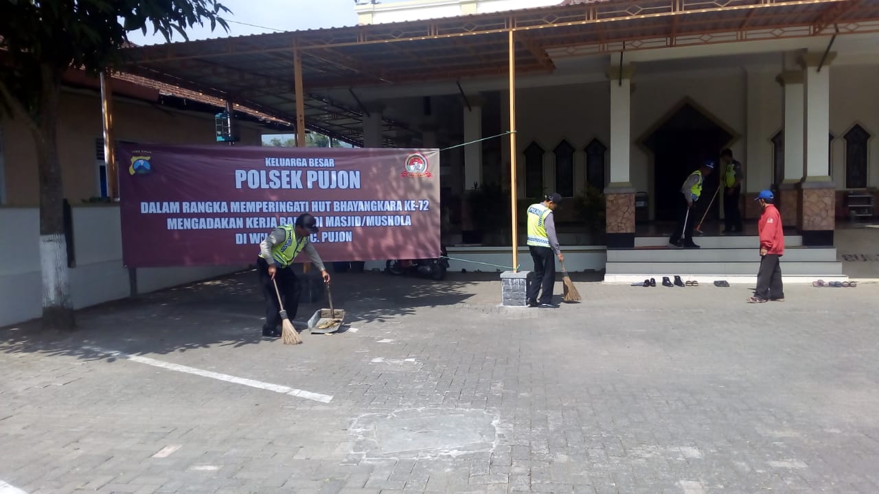 Dalam Rangka Menyambut HUT Polri Ke-72 Anggota Polsek Pujon Polres Batu Bersihkan Masjid Baiturrohman