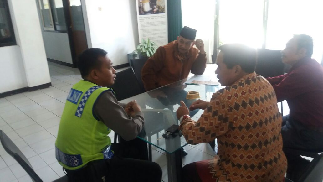 Bhabinkamtibmas Polsek Pujon Polres Batu Sambang Tokoh Masyarakat
