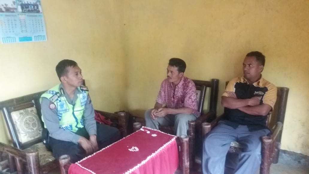 Bhabinkamtibmas Polsek Pujon Polres Batu Sambang Ketua RT Di Desa Pandesari