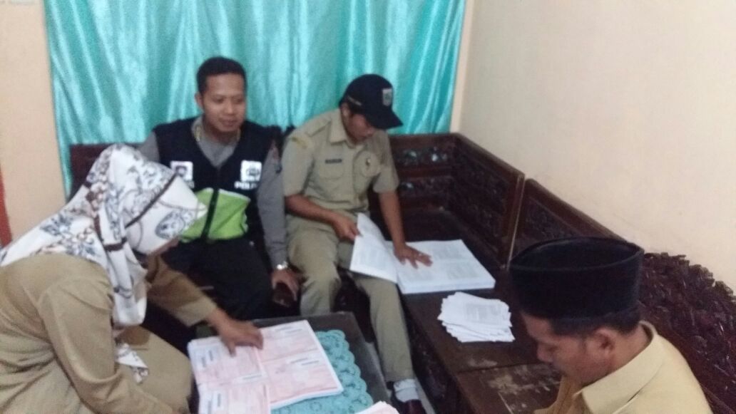 Bhabinkamtibmas Polsek Pujon Polres Batu Sambang Dialogis Dengan Perangkat Desa