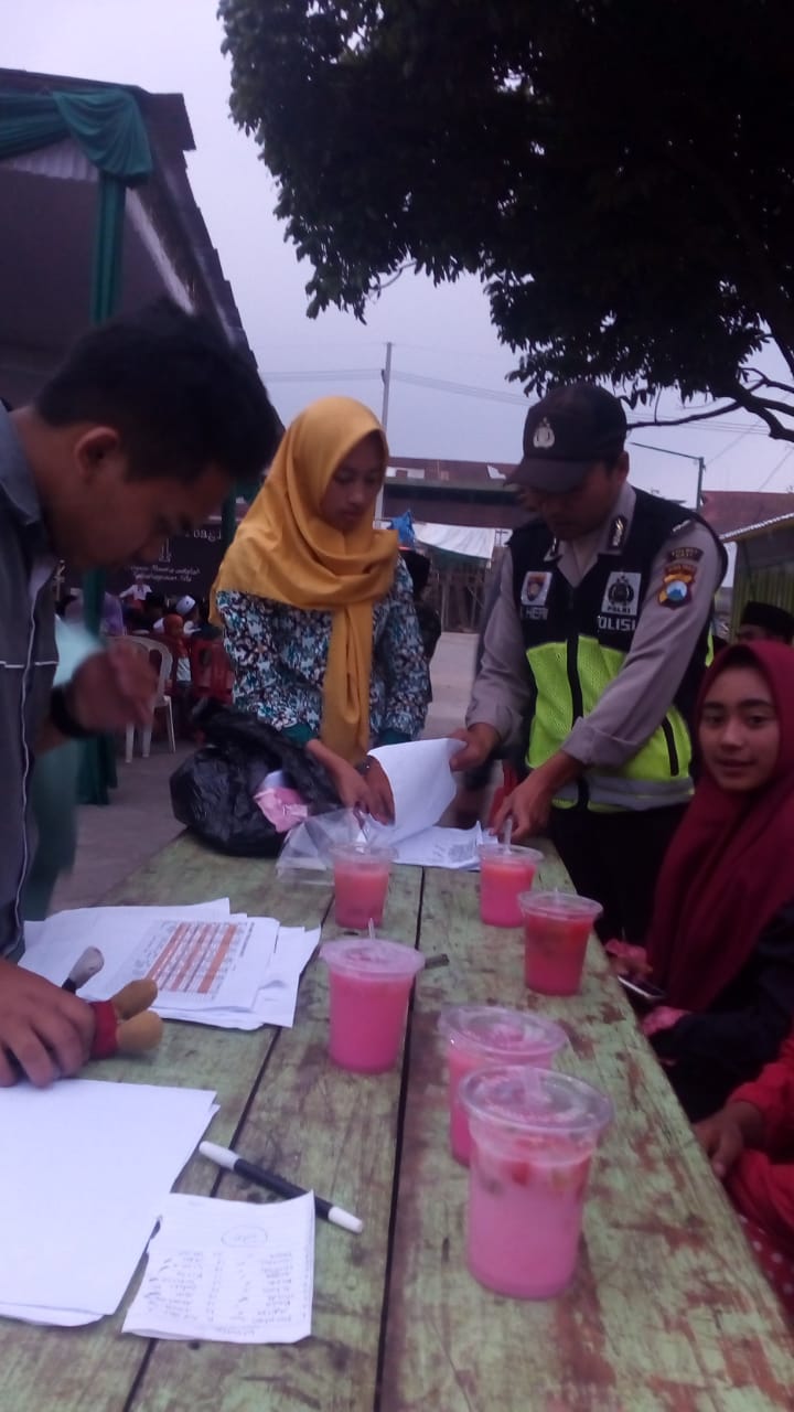 Bhabinkamtibmas Polsek Pujon Polres Batu Bersama Elemen Masyarakat Melaksanakan Giat Pujon Berbagi