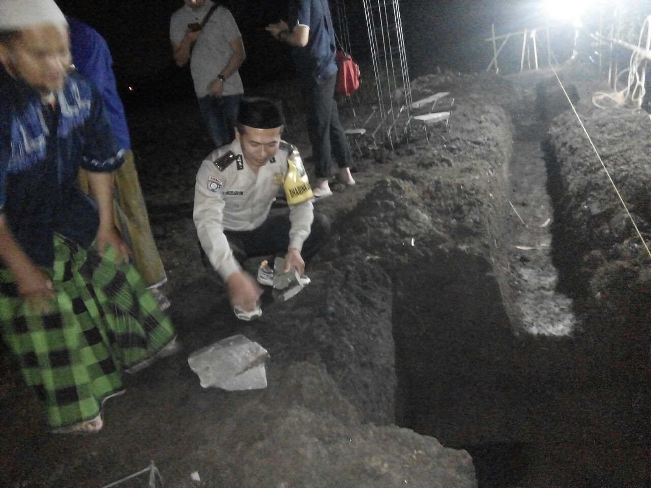 Bhabin Desa Pendem Polsek Junrejo Polres Batu hadiri peletakan batu pertama  pembangunan Ponpes Mafatihul Muhtadin  Tahfis Putri.