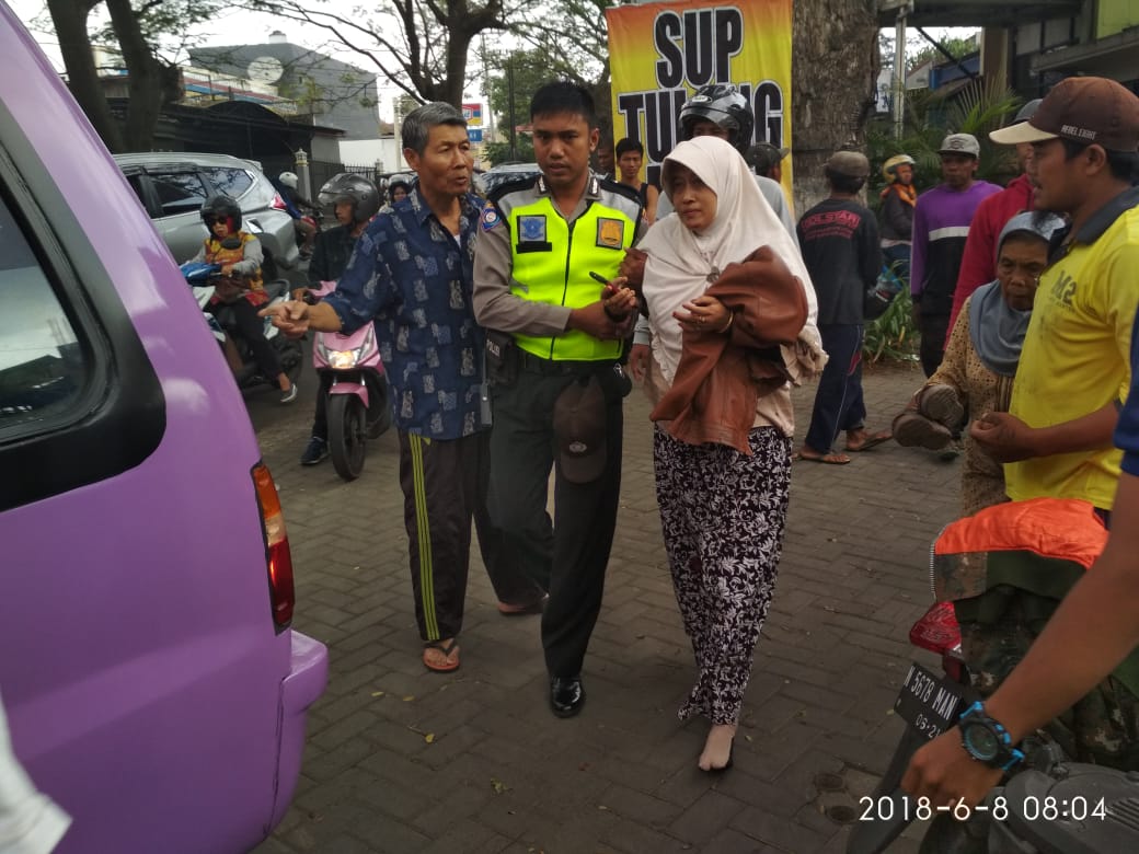 Pengendara Sepeda Motor karena Selip Oleng Dan Menabrak Pembatas Jalan