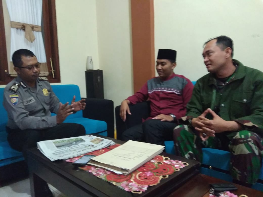 Anggota Bhabinkamtibmas Kelurahan Songgokerto Polsek Batu Polres Batu Melaksanakan Silatrurahmi Kepada Lurah Songgokerto