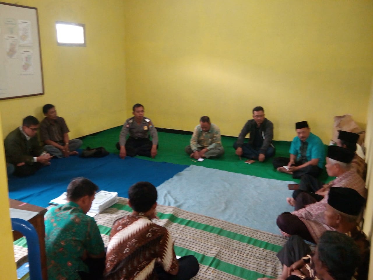 Bhabinkamtibmas Desa Pandesari Polsek Pujon Polres Batu Jalin 3 Pilar Untuk Rapat Koordinasi Dengan BPD