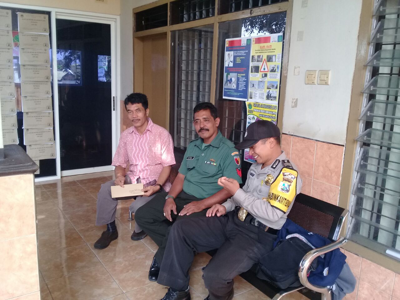 Bhabin desa Pendem Polsek Junrejo Polres Batu melaksanakan sambang tokoh masyarakat.