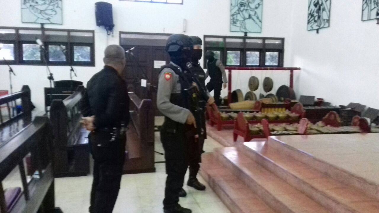 Sat Sabhara Polres Batu melaksanakan giat sterilisasi gereja di Kota Batu