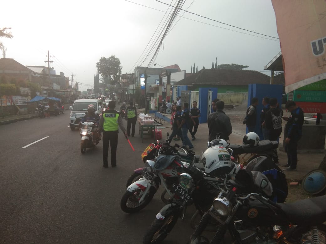 Anggota Pospam Pujon Polres Batu Membantu Kelancaran Lalulintas Dalam Pembagian Takjil Komunitas Yamaha