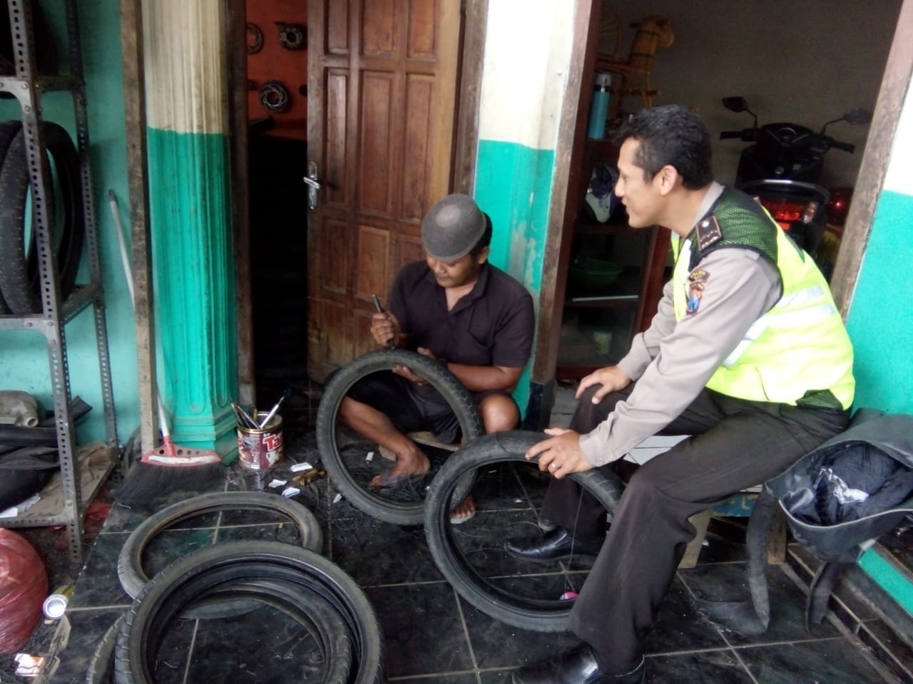 Bhabinkamtibmas Polres Pujon Sambang Dan Silaturahmi Warga Tambal Ban