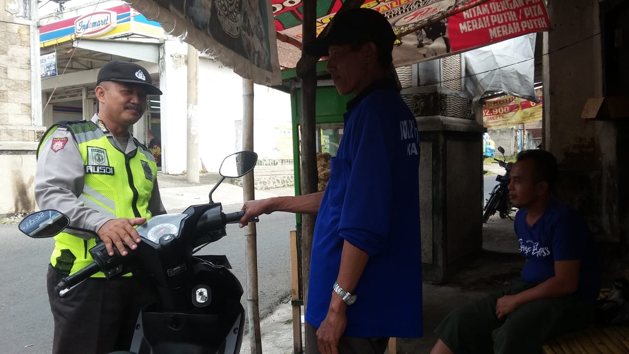 Kanit Sabhara Polsek Kasembon melaksanakan Patroli Tatap Muka dan Dialogis dengan warga masyarakat