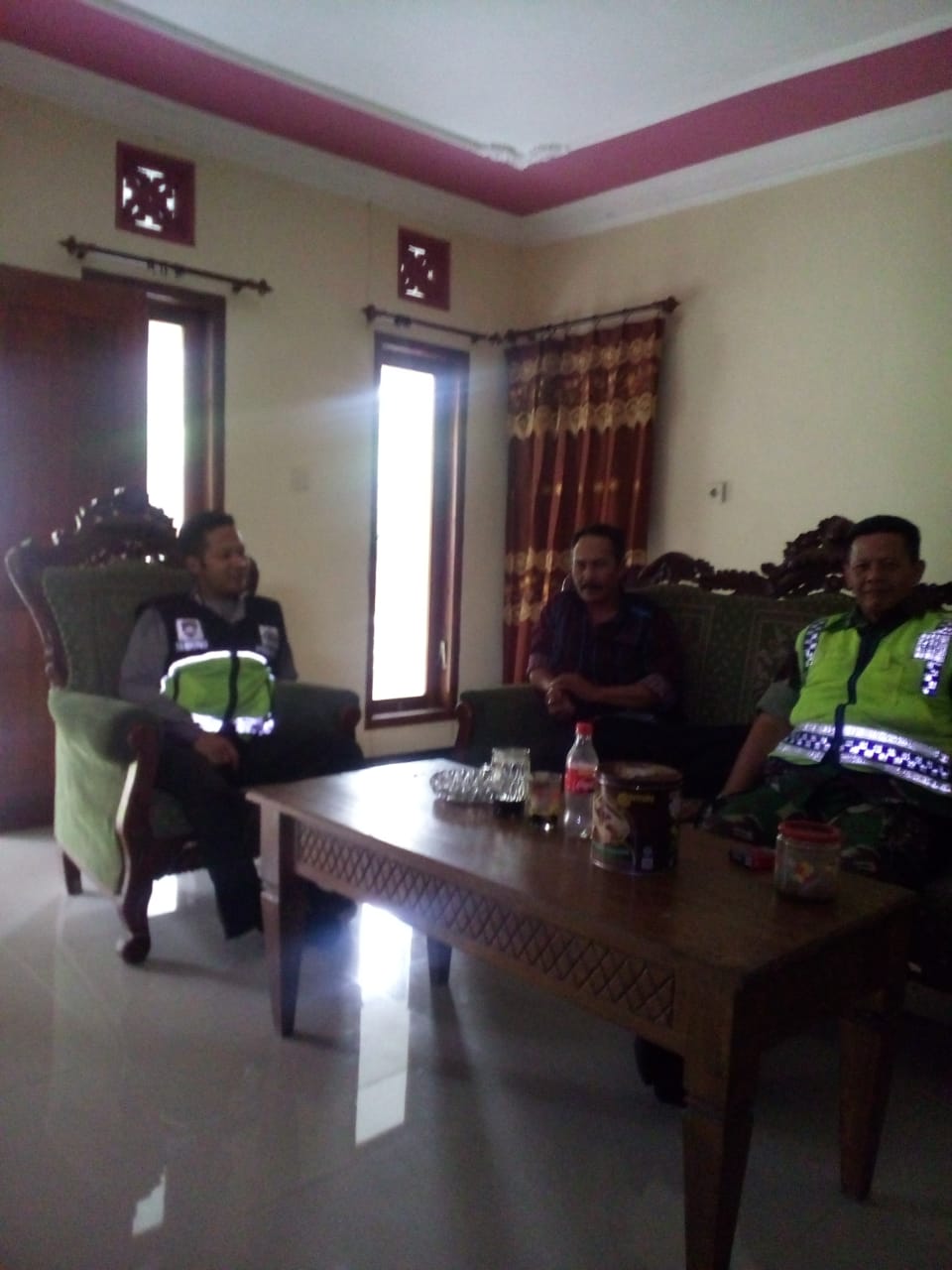 Bhabin Polsek Pujon Polres Batu Dan Babinsa Silaturrahmi Ke Tokoh Masyarakat Desa Ngabab