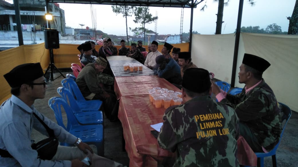 Bhabinkamtibmas desa Pujonlor Brigadir Ainul Heri melaksanakan giat binluh  dengan Linmas desa Pujonlor kecamatan Pujon kabupaten Malang.