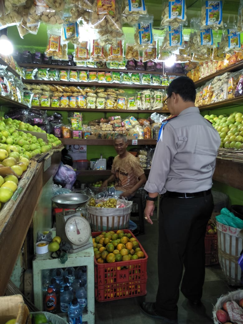 Kapolsek Pujon Polres Batu Sambangi Pedagang Buah Di Pasar Wisata Dewi Sri
