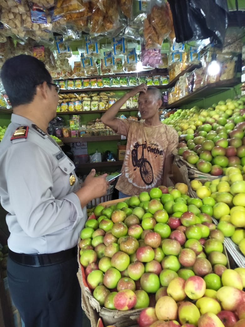 Giat Sambang, Kapolsek Pujon Polres Batu Sambangi Pedagang Buah Di Pasar Wisata Dewi Sri