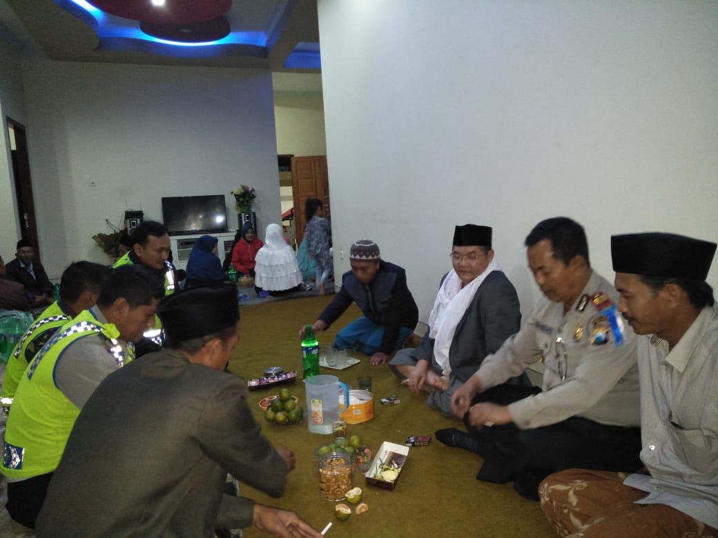 Kapolsek Pujon Polres Batu Bersama Anggota Takziah Ke Desa Madiredo