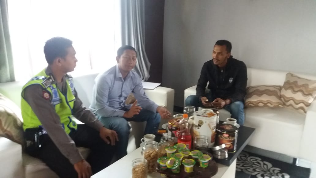 Bhabinkamtibmas Polsek Pujon Polres Batu Sambang Tokoh Pemuda Desa Pandesari