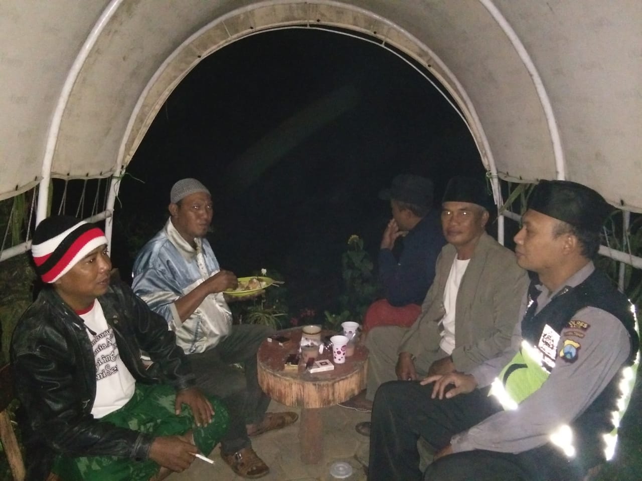 Bhabinkamtibmas Polsek Pujon Polres Batu Sambang Tokoh Masyarakat Desa Pujon Kidul