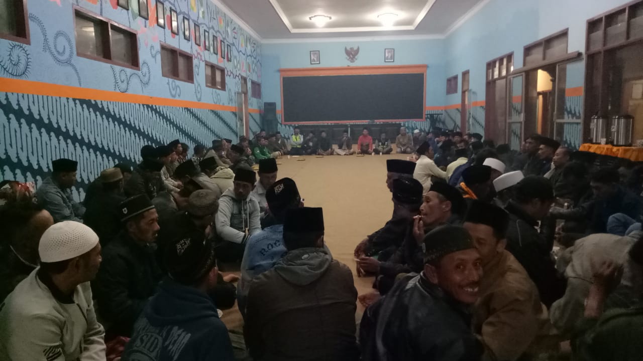 Bhabinkamtibmas Polsek Pujon Polres Batu Giat Halalbihalal Dengan Warga Desa Ngabab