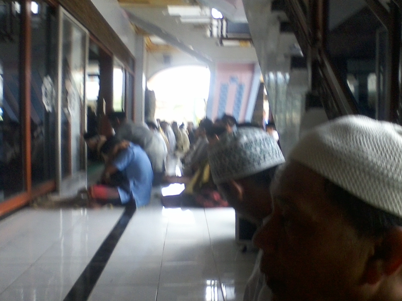 Bhabin Polsek Ngantang Melasanakan Sholat jum`at di Masjid Miftahul Falah Banjarejo Ngantang