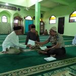 Kapolsek Bumiaji Memberikan Sosialisasi Call center 110 setelah Jum`atan di Masjid Noor Acmad Bumiaji