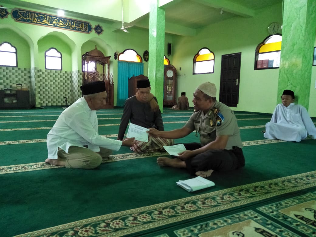 Kapolsek Bumiaji Memberikan Sosialisasi Call center 110 setelah Jum`atan di Masjid Noor Acmad Bumiaji