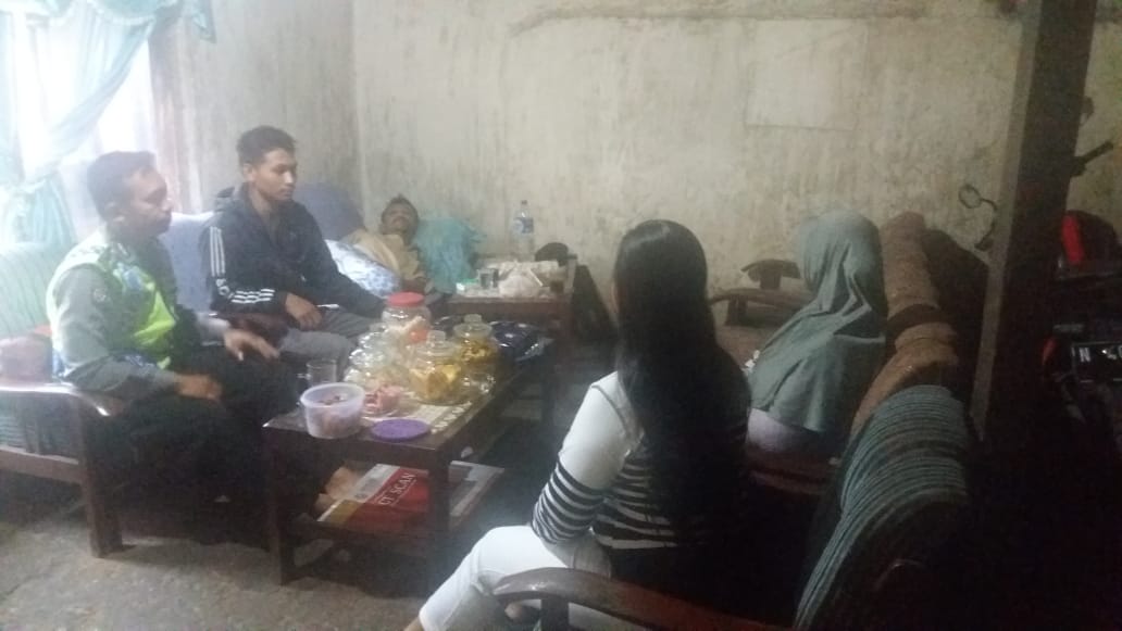 Bhabin Polsek Pujon Polres Batu Sambang Warga Yang Sakit Berikan Motivasi