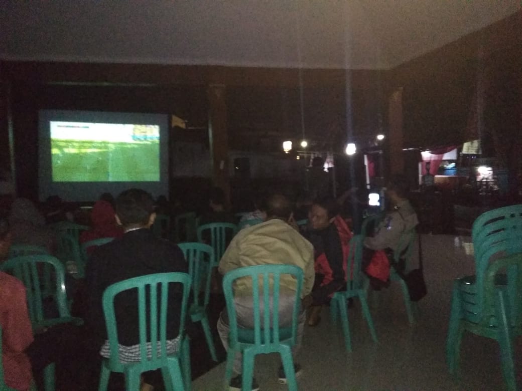 Kanit Sabhara Polsek Ngantang Nonton Bareng Piala Dunia 2018 Dengan Masyarakat di Pendopo Kec. Ngantang