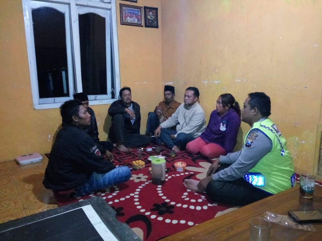Bhabin Polsek Pujon Polres Batu Selesaikan Masalah ( Problem Solving ) Warga Desa Sukomulyo
