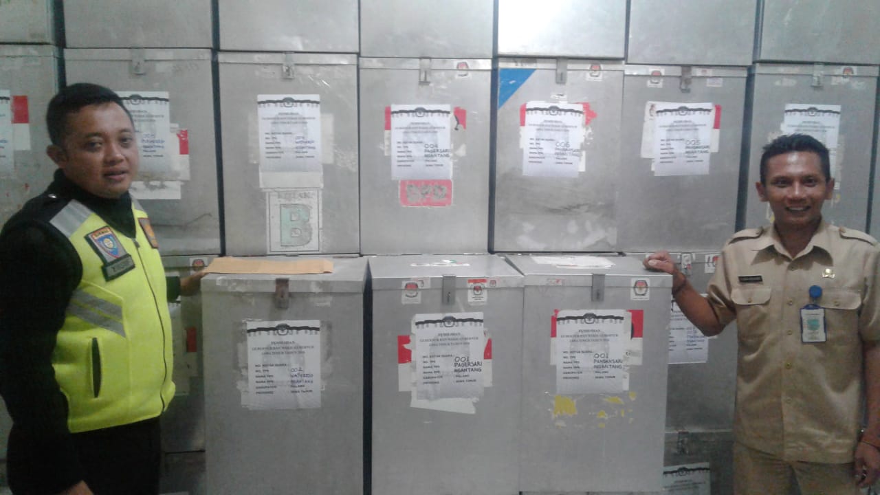 Anggota Polsek Ngantang dan petugas Ngantang melaksanakan cek PPK
