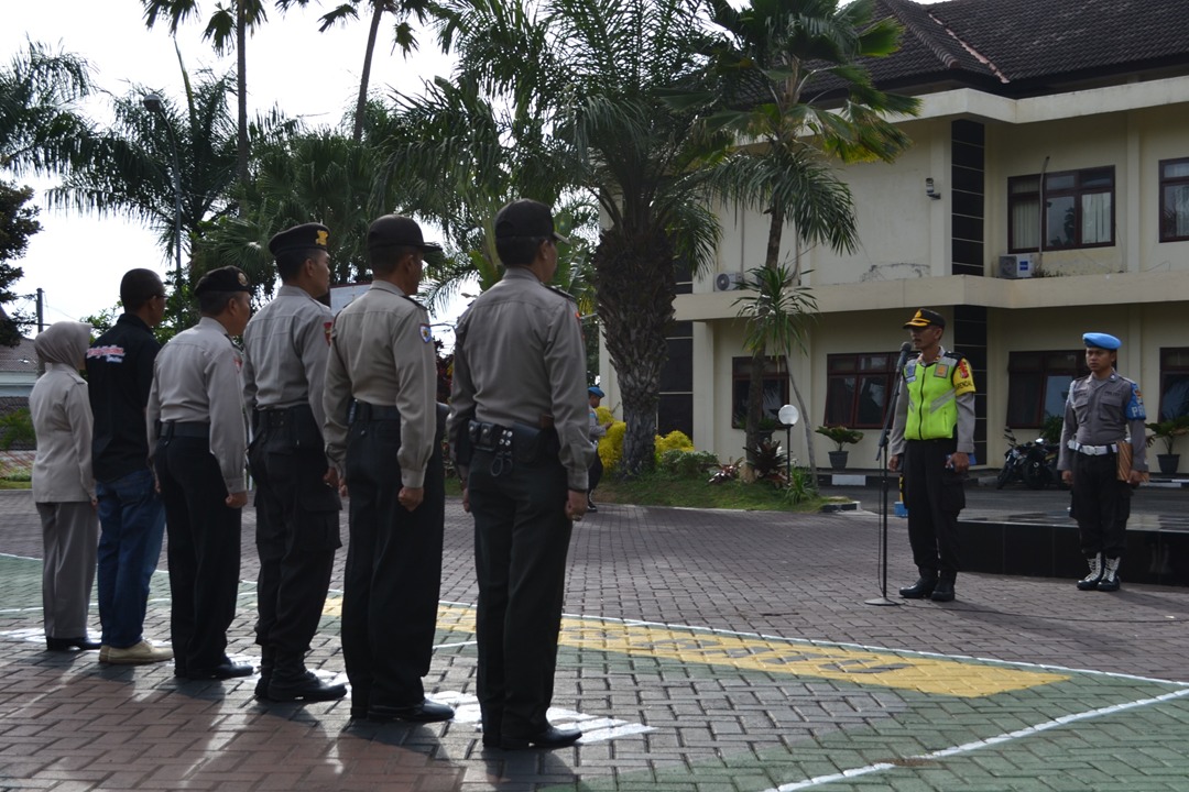 Kabag ops Polres Batu Memimpin apel pagi Menjelang pencoblosan Pilgub Jatim 2018