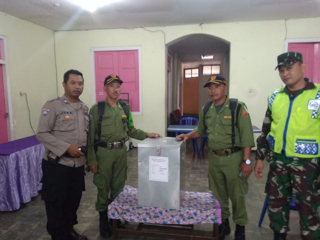 Bhabin Polsek Batu Mengawal Kotak Suara Ke TPS Pilgub Jatim 2018
