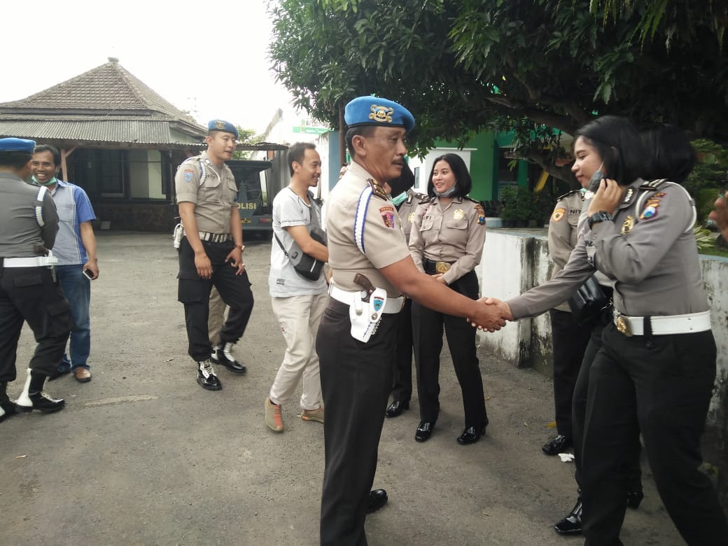 Kasi Propam Polres Batu Cek Personil yang Melaksanakan Pam TPS
