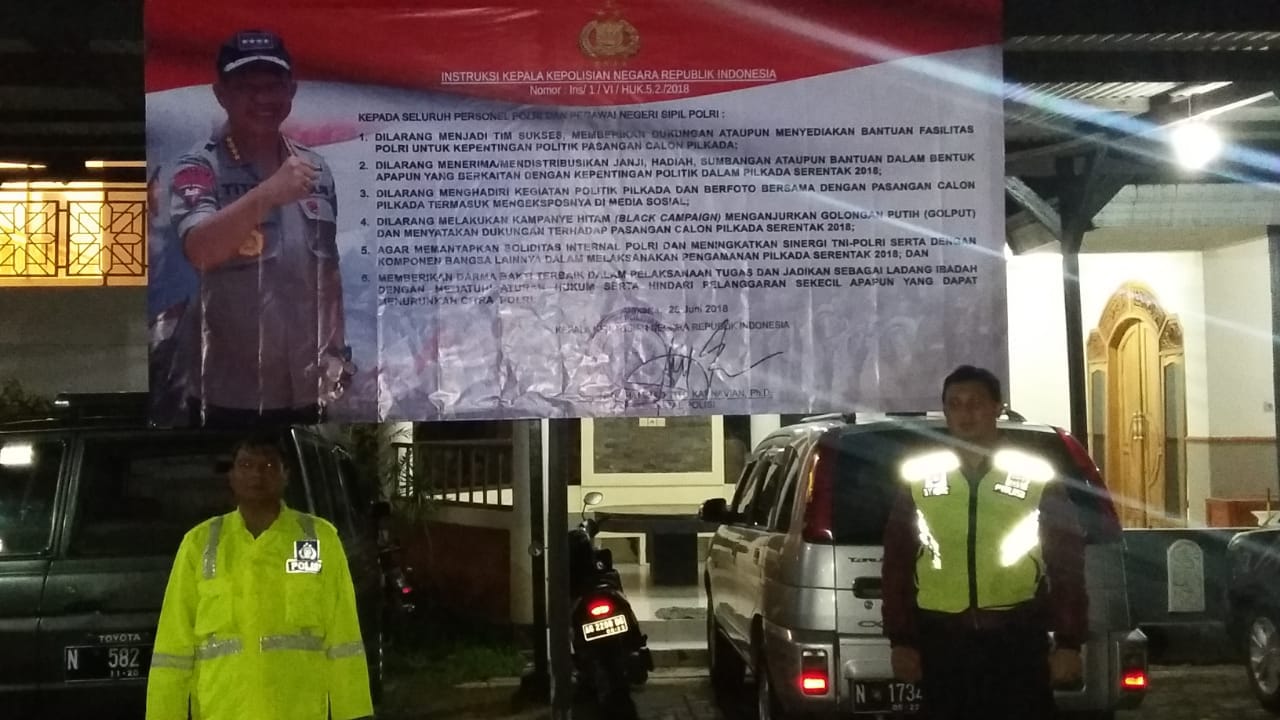 Polres Batu dan Polsek Memasang Spanduk Netralitas Polri Terhadap Pilgub 2018.