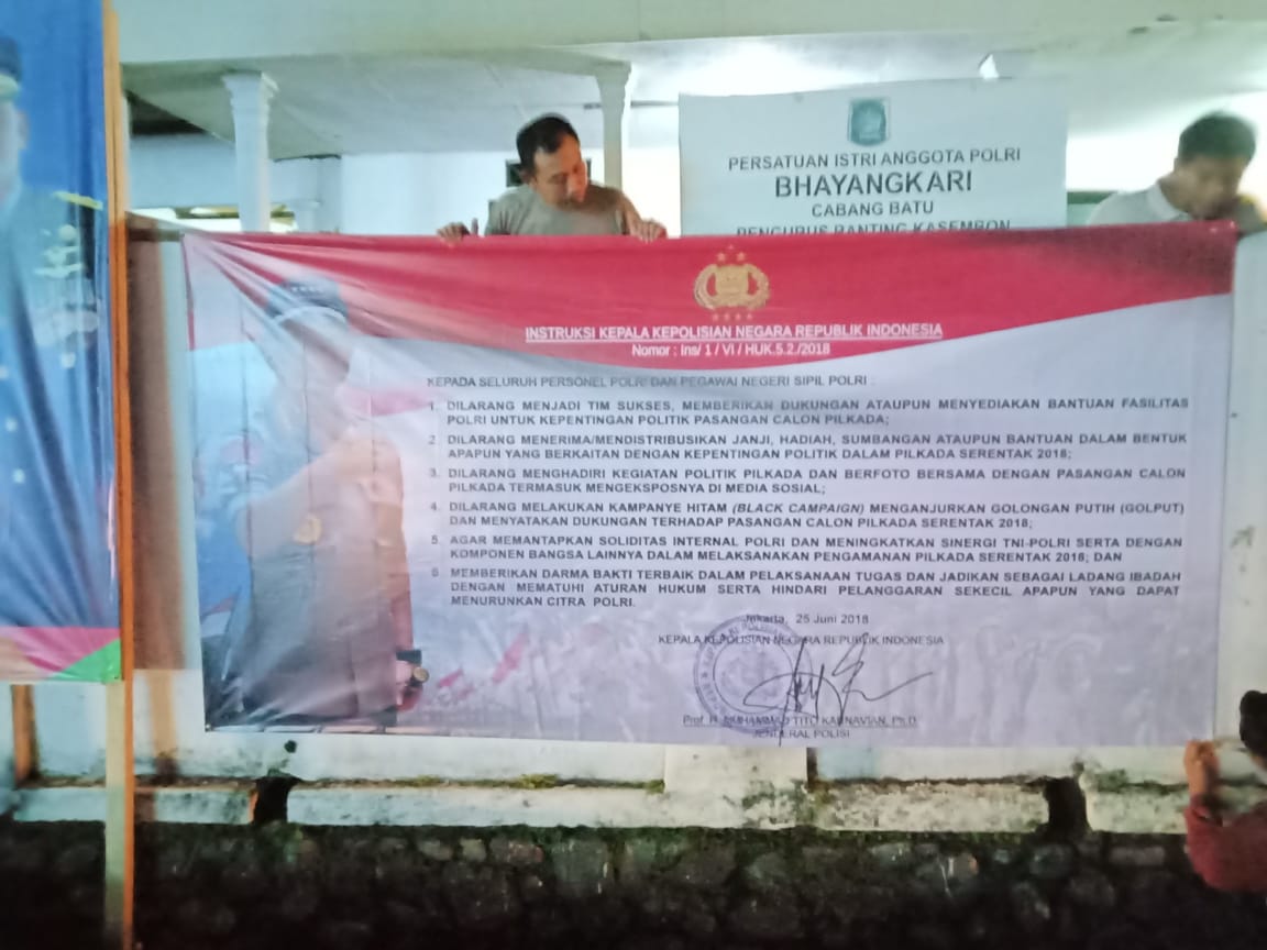 Polres Batu dan Polsek Memasang Spanduk Netralitas Polri Terhdap Pilgub 2018.