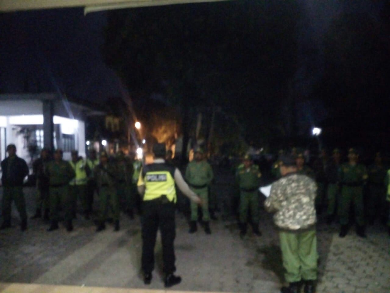 Padal Desa Tlekung Memberikan Arahan Kepada Para Petugas TPS Baik Linmas Maupun Polri