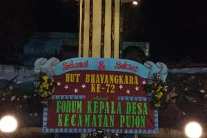 Ucapan selamat HUT bhayangkara ke 72 berupa karangan bunga yang terjejer di depan mako Polres batu