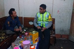 Bhabin Polsek Pujon Polres Batu Giat Sambang Warga Desa Tawangsari
