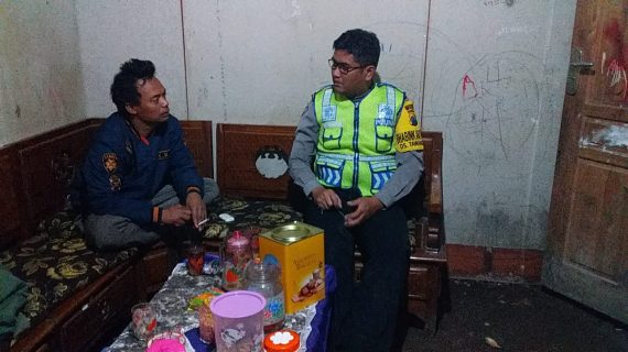 Bhabin Polsek Pujon Polres Batu Giat Sambang Warga Desa Tawangsari