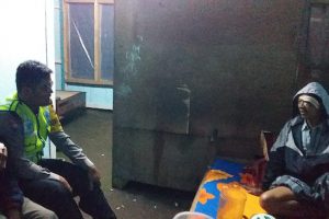 Bhabin Polsek Pujon Polres Batu Dengan Giat Sambang Dekati Warga