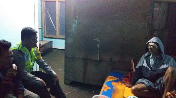 Bhabin Polsek Pujon Polres Batu Dengan Giat Sambang Dekati Warga
