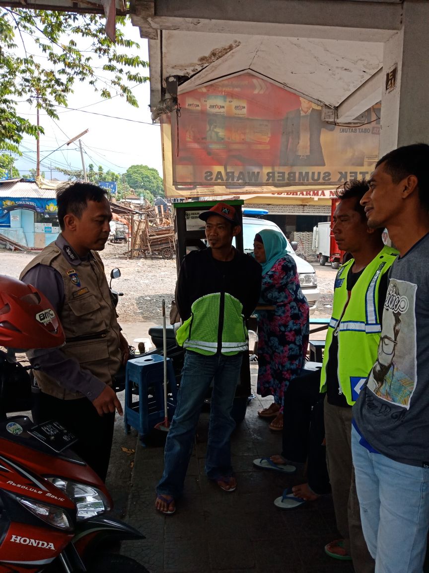 BHABINKAMTIBMAS KEL TEMAS POLSEK BATU POLRES BATU SATGAS KEMITRAAN SAMBANG JURU PARKIR
