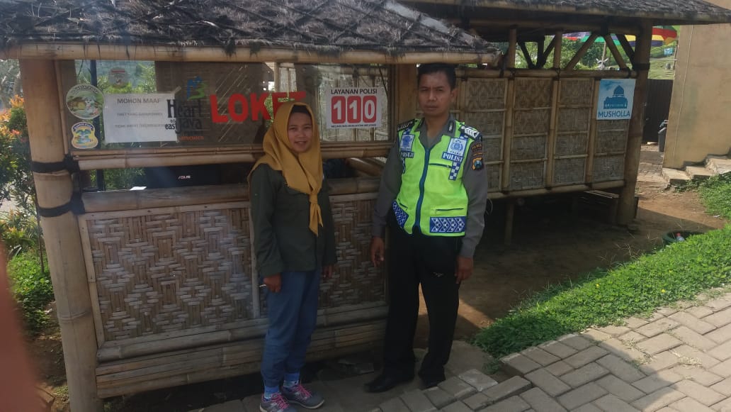 Anggota Bhabin Polsek Pujon Polres Batu Sambang Tempat Wisata Taman Kelinci Khas Milik Kota Batu