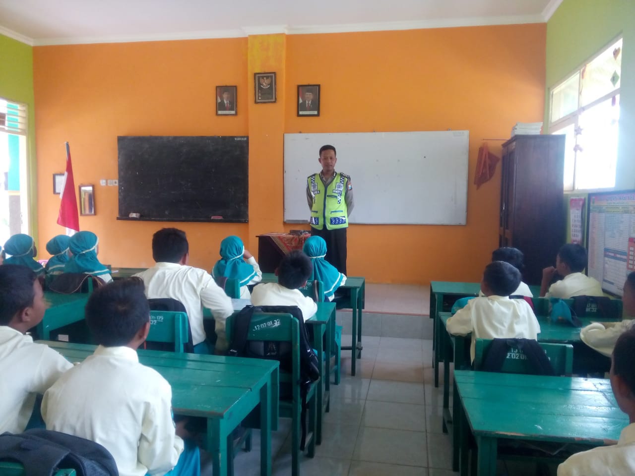 Bhabin Polsek Pujon Poles Batu Adakan Kegiatan Sosialisasi Pembinaan Siswa Siswi Di SDN Ngabab 1