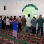 Anggota Polsek Batu Memakmurkan Masjid Ikut Sholat Berjamaah